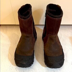 Merrell Fullbench Thinsulate Side Zip Tactical Men’s boots in brown suede.